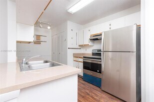 18310 NW 68th Ave, Unit L in Hialeah, FL - Building Photo