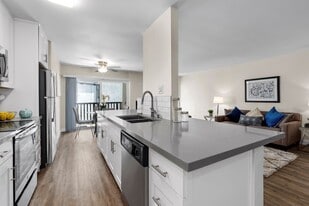 Parkway Terrace Apartments in Culver City, CA - Building Photo