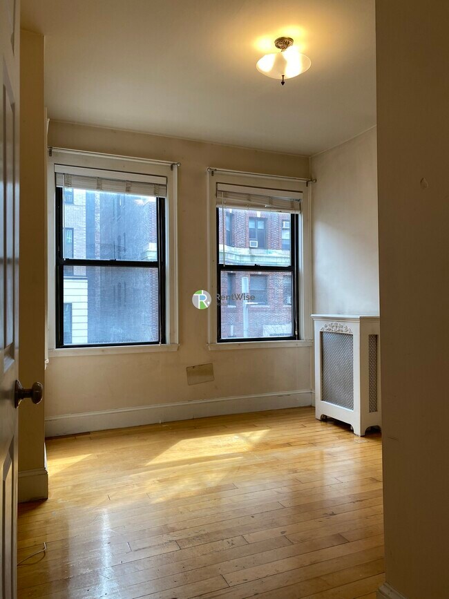 75 Burbank St in Boston, MA - Foto de edificio - Building Photo