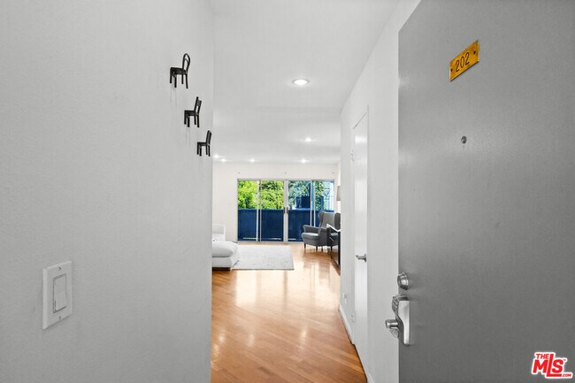 20134 Leadwell St-Unit -202 in Los Angeles, CA - Building Photo - Building Photo