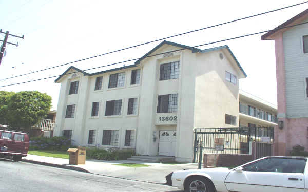 13602 Cordary Ave in Hawthorne, CA - Foto de edificio - Building Photo