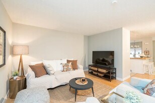 2000 Quiet Stream Dr in Maryland Heights, MO - Building Photo