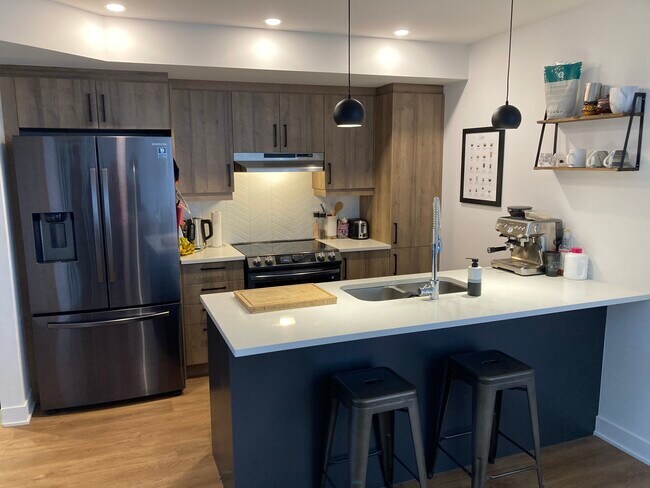 304 D'émeraude Rue in Candiac, QC - Building Photo - Building Photo