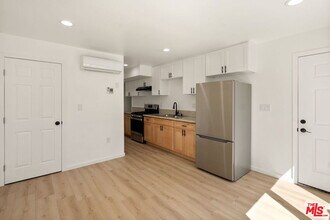 435 W Elk Ave in Glendale, CA - Building Photo - Building Photo