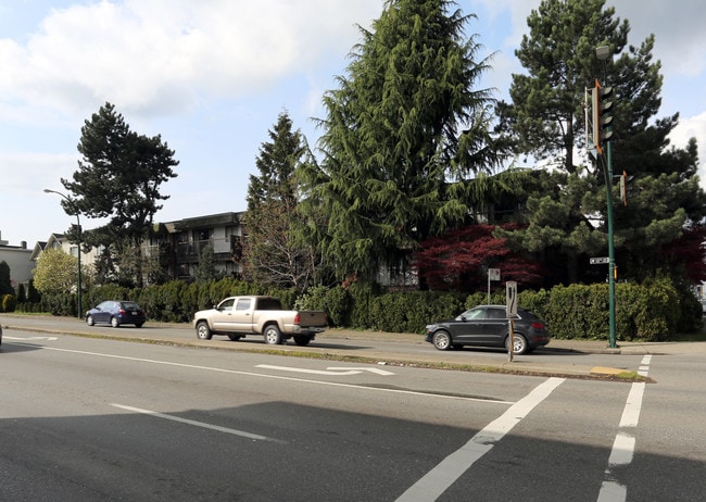 Twelve Oaks in Vancouver, BC - Building Photo - Primary Photo