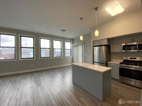 22 Center St, Unit 302 in Metuchen, NJ - Building Photo - Building Photo