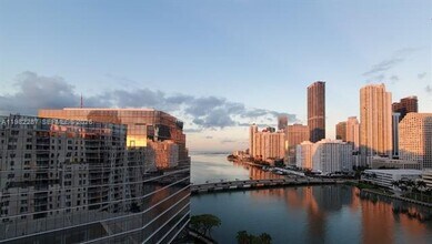 701 Brickell Key Dr in Miami, FL - Building Photo - Building Photo