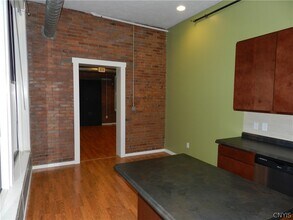 317 S Clinton St in Syracuse, NY - Building Photo - Building Photo
