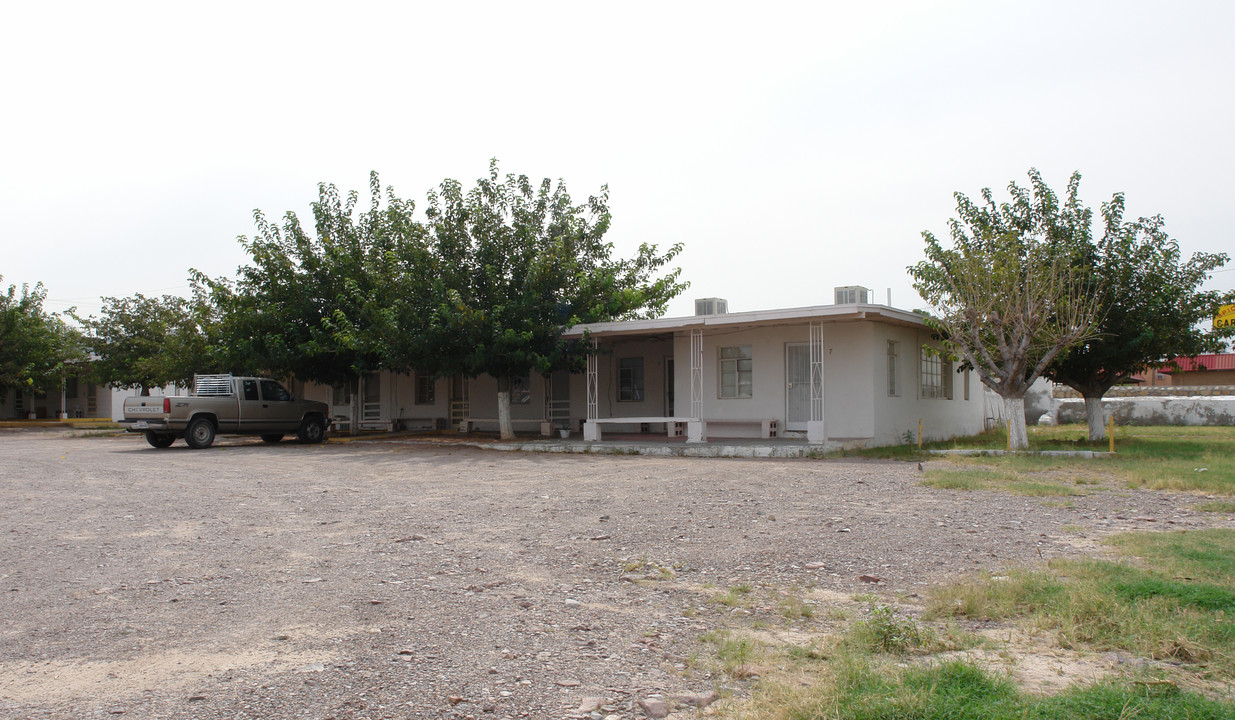 5888 Doniphan Dr in El Paso, TX - Building Photo