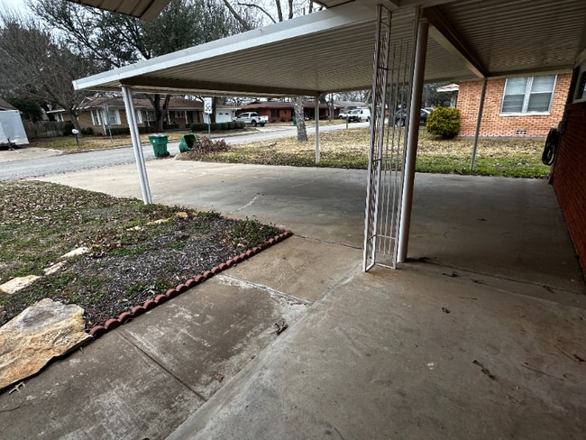 1241 N Wildwood Dr in Stephenville, TX - Building Photo - Building Photo