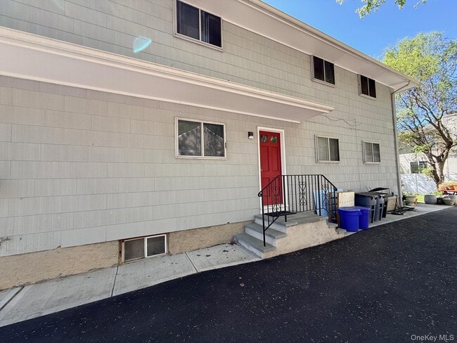 95 Graywood Rd in Port Washington, NY - Building Photo - Building Photo