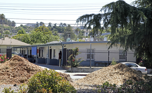 9300-9316 Bancroft Ave in Oakland, CA - Building Photo - Building Photo