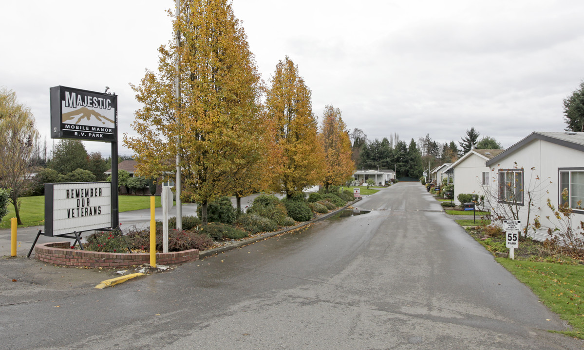 Majestic Mobile Manor in Puyallup, WA - Foto de edificio