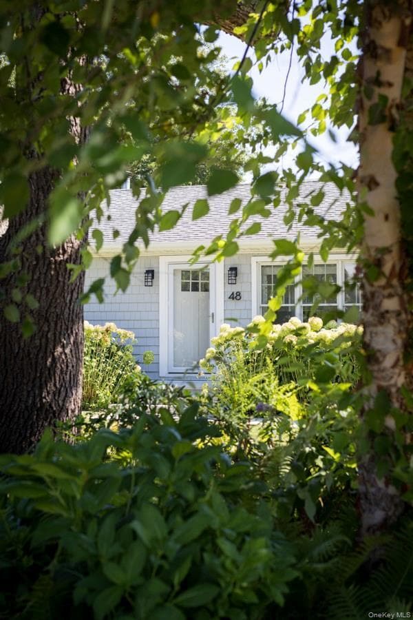 48 Middle Pond Rd in Southampton, NY - Building Photo - Building Photo