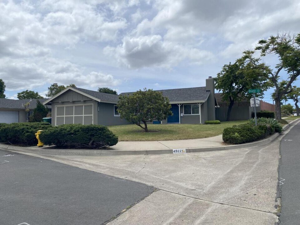 4911 Diane Pl in San Diego, CA - Building Photo