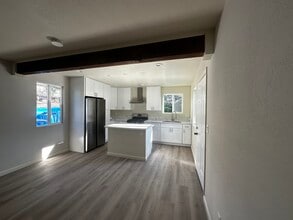 1720 S Maple St in Escondido, CA - Foto de edificio - Building Photo