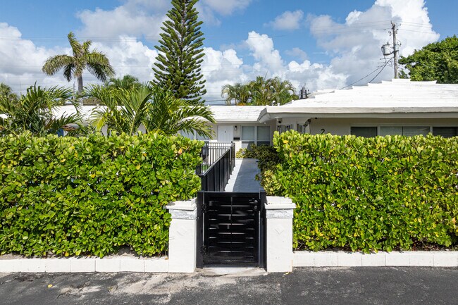2641 Middle River Dr in Fort Lauderdale, FL - Building Photo - Building Photo