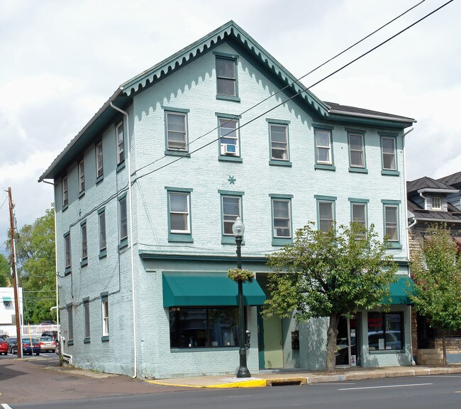 157 W Main St in Bloomsburg, PA - Foto de edificio - Building Photo