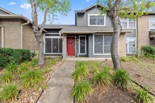 1015 E Yager Ln in Austin, TX - Building Photo