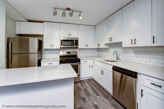 1619 E Thacker St in Des Plaines, IL - Building Photo - Interior Photo