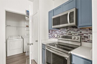 18006 Villa Creek Dr in Tampa, FL - Building Photo - Building Photo