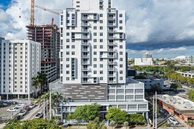 Vista Grande Apartments in Miami, FL - Foto de edificio - Building Photo