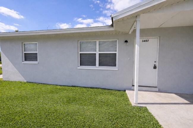 5451-5453 Eleventh Ave in Ft. Myers, FL - Building Photo - Building Photo