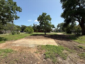 305-401 Chaparral Rd in Austin, TX - Building Photo - Building Photo