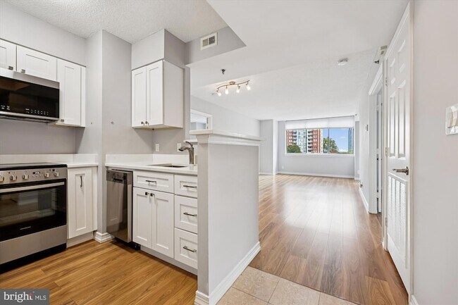 5809 Nicholson Ln in Rockville, MD - Foto de edificio - Building Photo