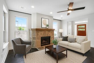 10624 Lake Park Dr in Dripping Springs, TX - Building Photo - Building Photo