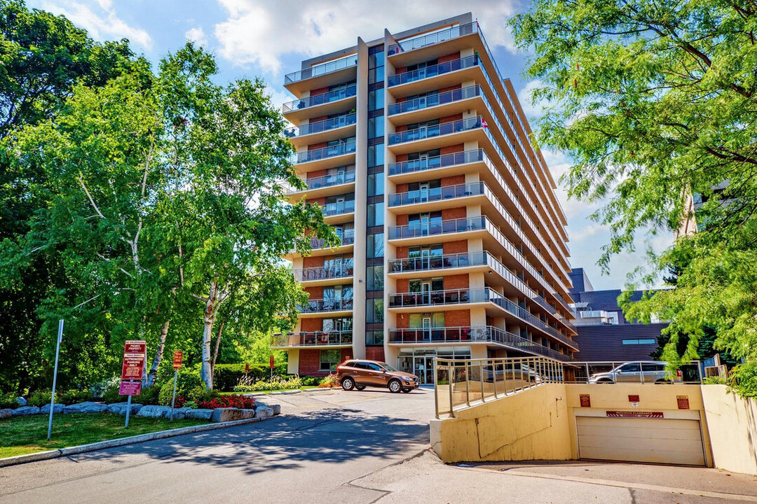 Sandpiper Apartments in Burlington, ON - Building Photo