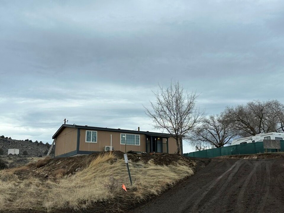 2346 Frontage Rd in Klamath Falls, OR - Building Photo