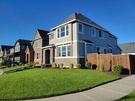 10124 Kaye Way in North Plains, OR - Building Photo