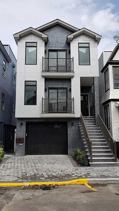 366 Armstrong Ave in Jersey City, NJ - Building Photo