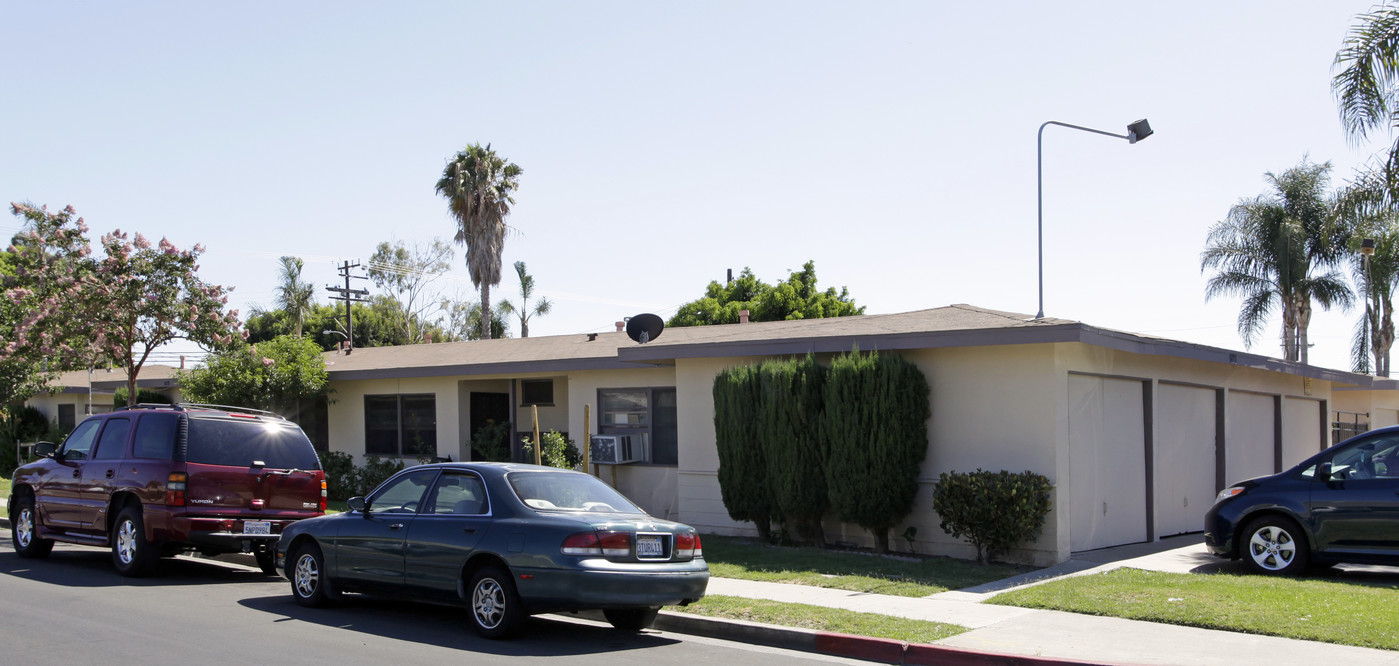 620 Avon Pl in Anaheim, CA - Foto de edificio