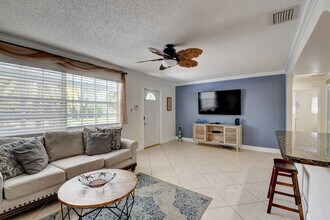 727 SW 25th Ave in Boynton Beach, FL - Building Photo - Building Photo
