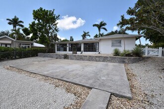 3461 Lakeview Dr in Naples, FL - Building Photo - Building Photo
