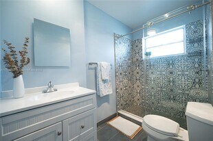 1000 NE 14th Ave in Hallandale Beach, FL - Building Photo