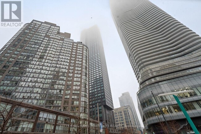 8 Wellesley St W in Toronto, ON - Building Photo - Building Photo