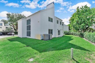 1981 S Oak Haven Cir in Miami, FL - Building Photo - Building Photo