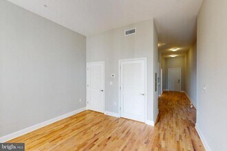 1 E Lexington St in Baltimore, MD - Building Photo - Building Photo