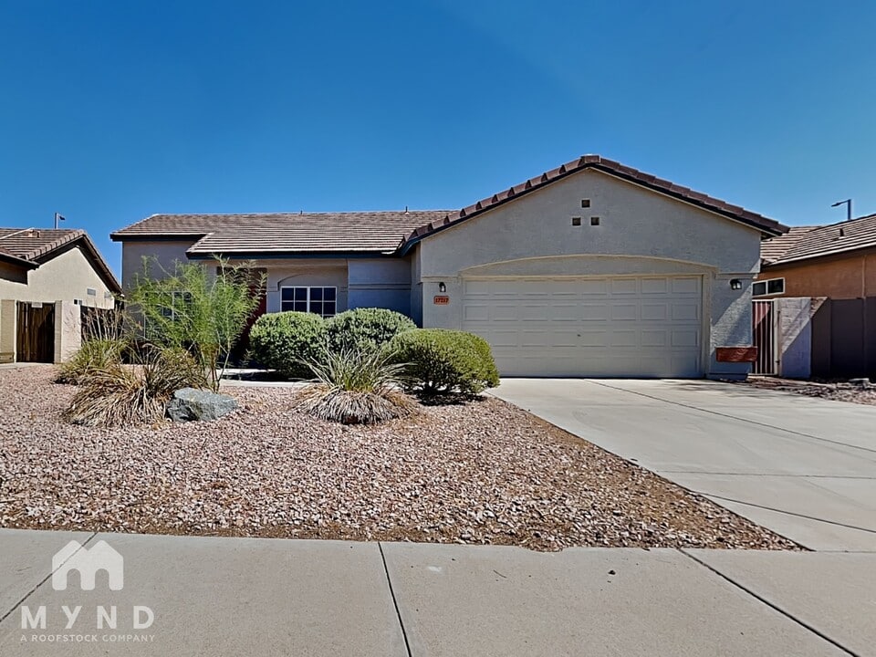 17217 N Larkspur Ln in Surprise, AZ - Building Photo