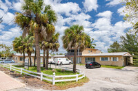 3137 Bayshore Dr in Naples, FL - Building Photo - Building Photo