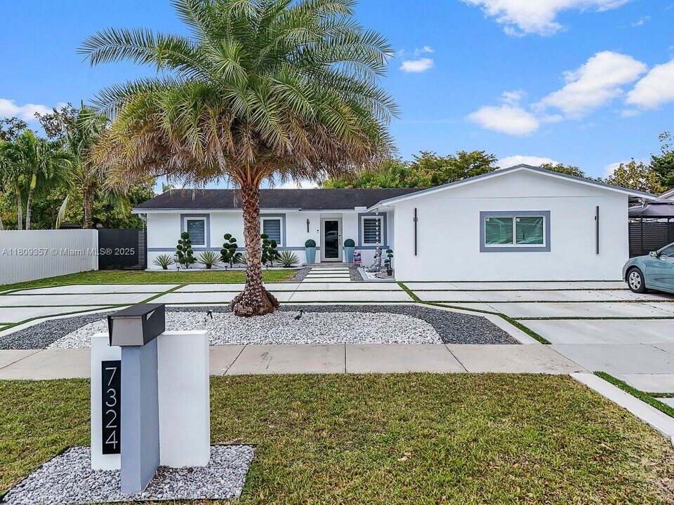 7324 SW 134th Ct in Miami, FL - Building Photo