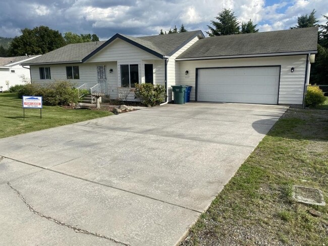 property at 624 Maple Pl