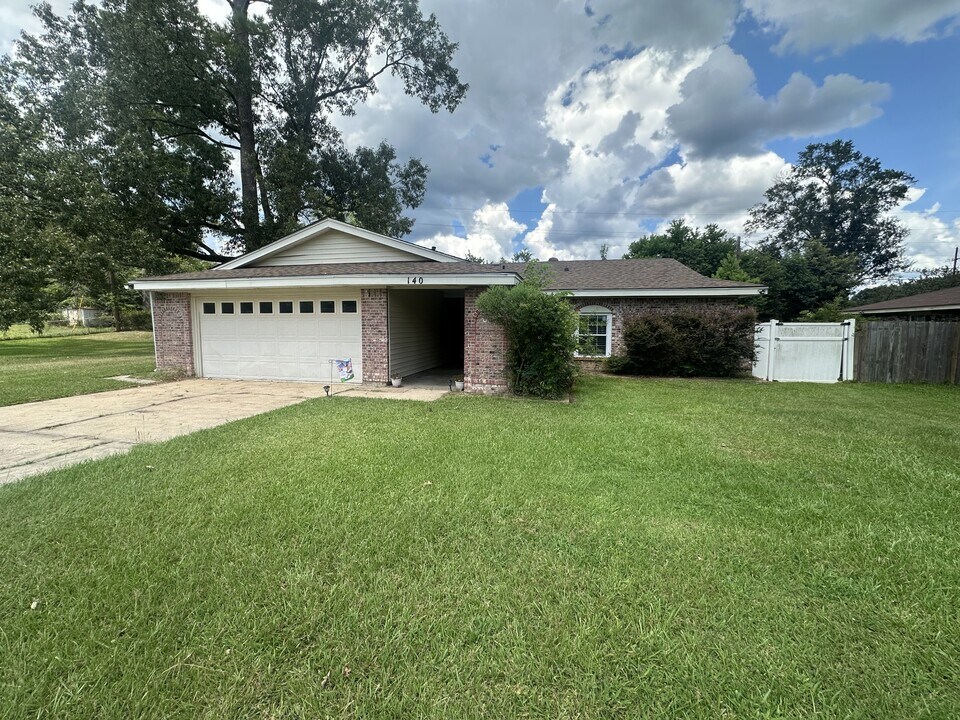 140 Whispering Pines Loop in Leesville, LA - Building Photo