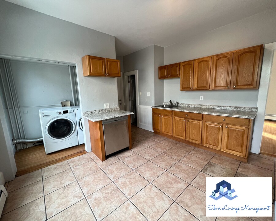 127 Austin St in Worcester, MA - Building Photo