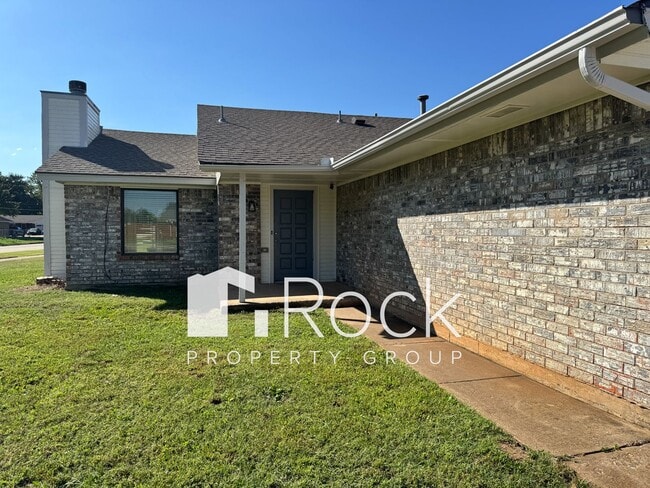 8720 Oakridge Dr in Midwest City, OK - Building Photo - Building Photo