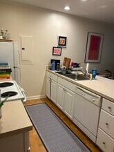 222 7th St NE, Unit B in Washington, DC - Foto de edificio - Building Photo