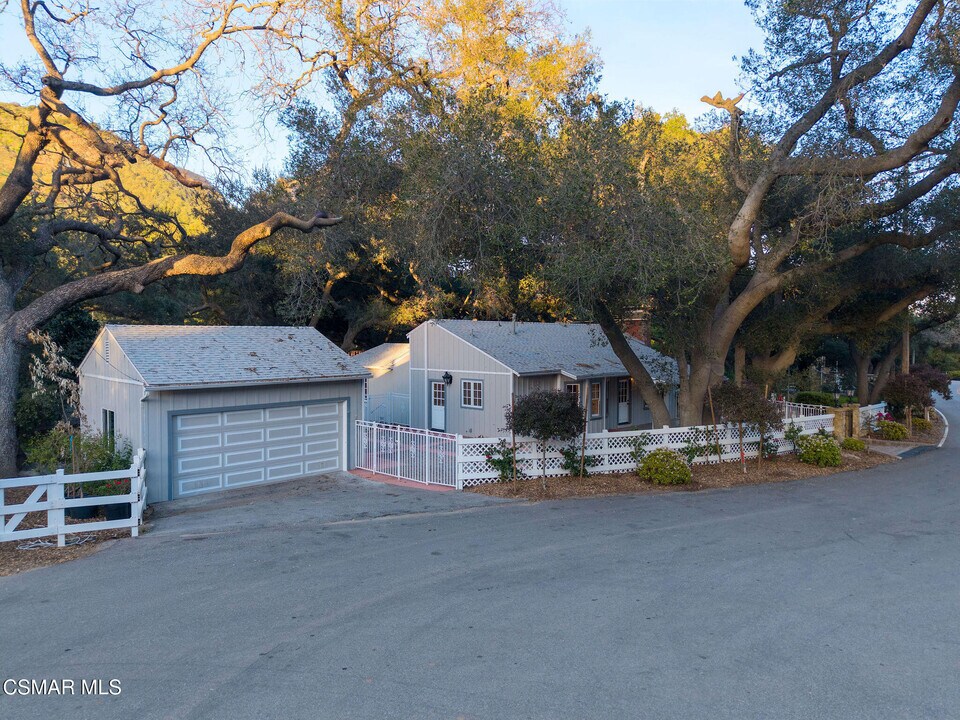 1753 Hidden Vly Rd in Westlake Village, CA - Building Photo